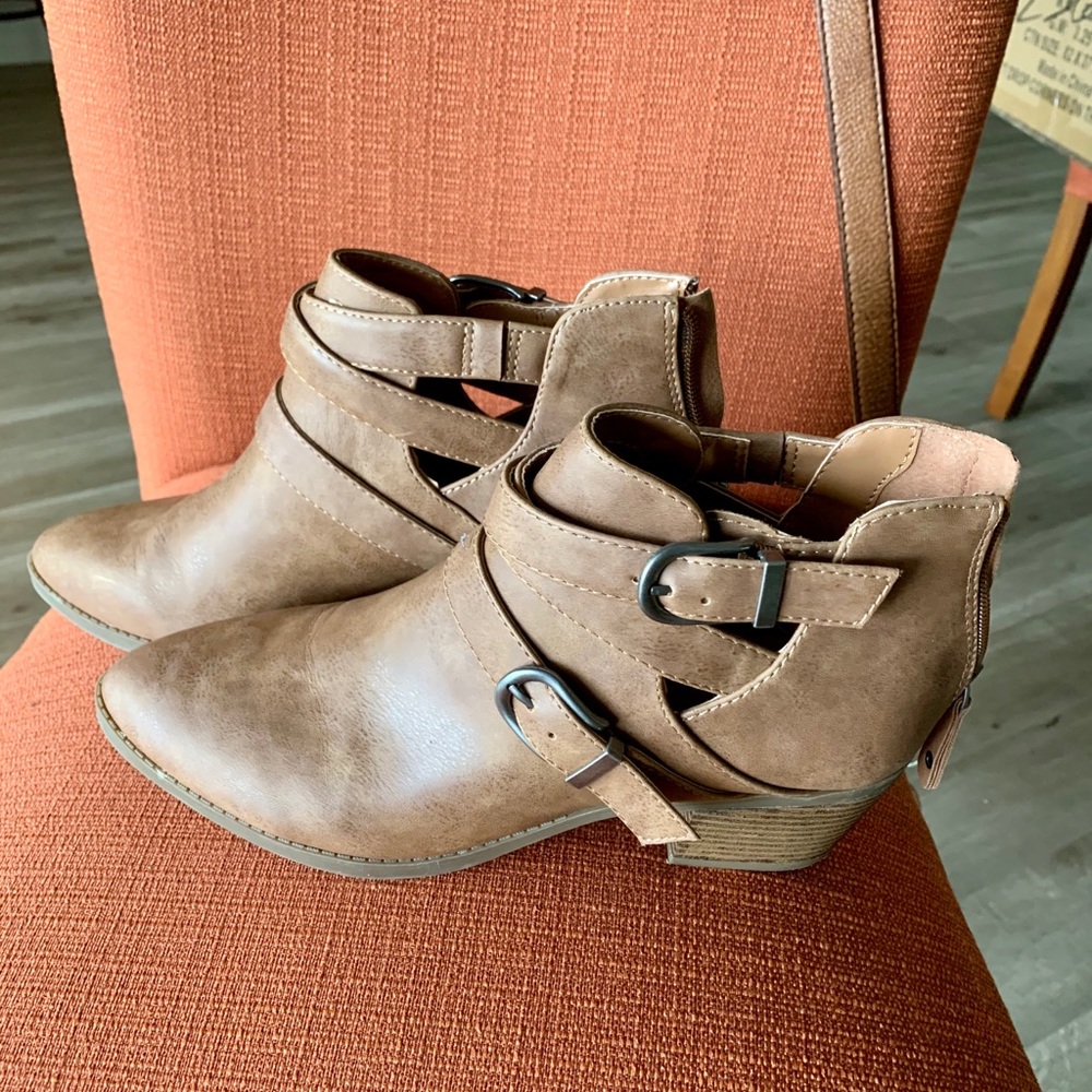 Tan Ankle boots, size 9, looks like new!